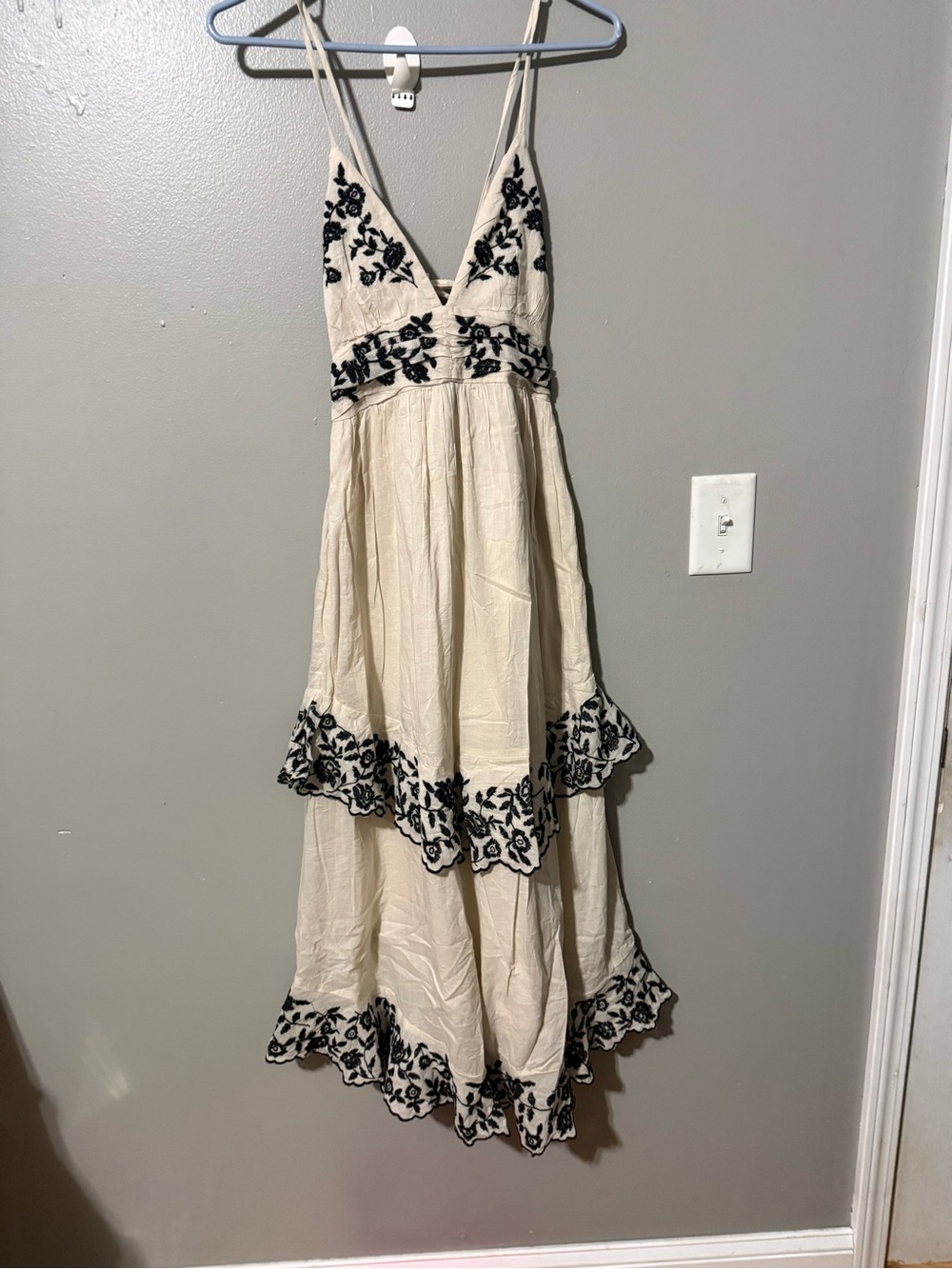 Abercrombie & Fitch Cream Maxi Dress with Black Floral Embroidery size XXS NWT
